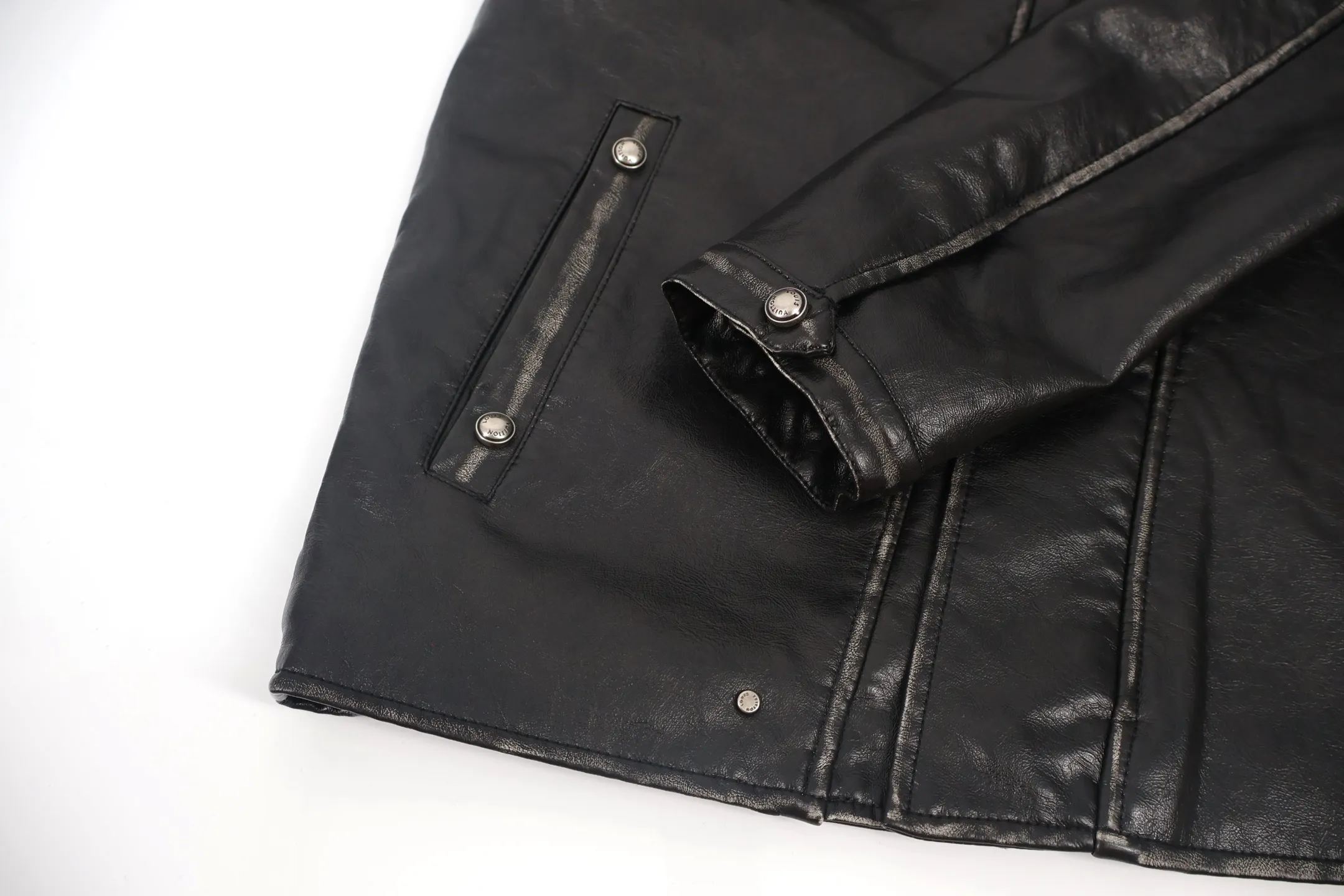 🅿️860 1v Distressed leather jacket with oblique buttons. Original purchase and development for 52,500. The surface fabric is two-layer cowhide combined with a ginger base. It is original after coloring. Custom-woven plaid lining (different from the version on the market). Logo stamp on the back collar. Customized middle leather label. Customized No. 4 zipper puller. Placket zipper. The finished garment is purely artificially distressed and color-polished. It is very labor-consuming. Customized accessories. When Louis Vuitton's centuries-old craftsmanship meets avant-garde design, this leather jacket becomes a subversive work in the luxury fashion world. The distressed leather is engraved with the traces of time, but the deconstructed tailoring with slanted lapels bursts out rebellious tension; the classic Monogram is hidden in the texture, and the metal accessories are like modern stars that cut through the retro atmosphere. It is LV's bold reconstruction of traditional luxury products - injecting the uninhibited soul of the street into the Paris Fashion Week show genes, making every texture tell the avant-garde attitude of "classics can also be exceptional". Size:S-M-L